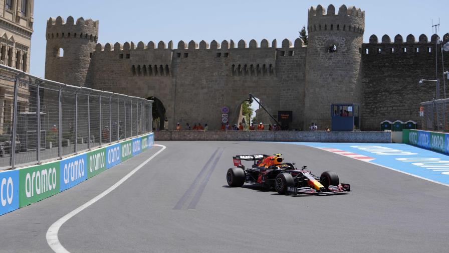 Mexicano Pérez luce en prácticas de Fórmula Uno dominadas por Red Bull 