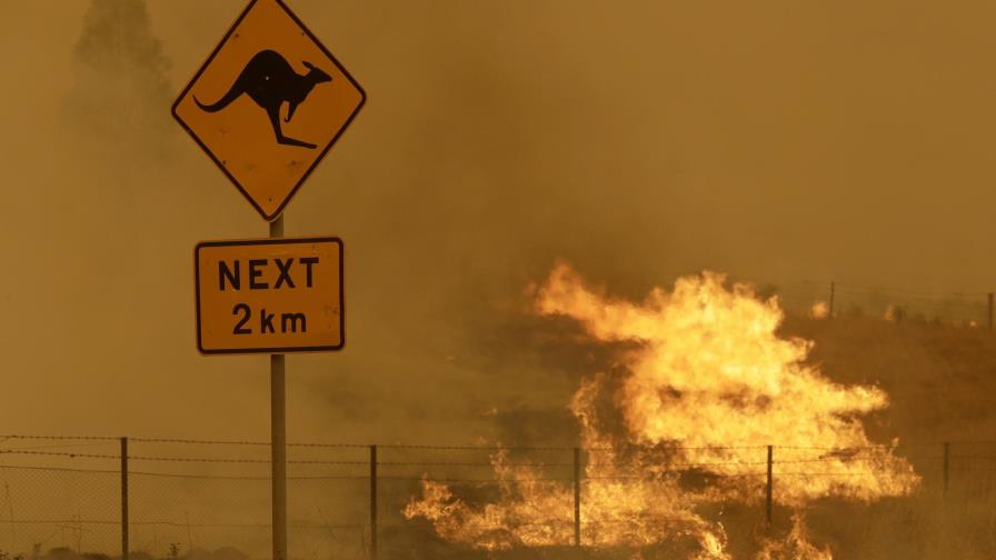 El fuego amenaza capital de Australia y pueblos del sureste El fuego amenaza capital de Australia y pueblos del sureste