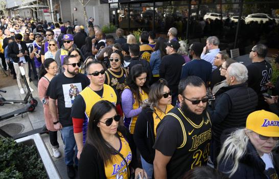 Aficionados y estrellas despiden a Kobe Bryant en L.A. Aficionados y estrellas despiden a Kobe Bryant en L.A.