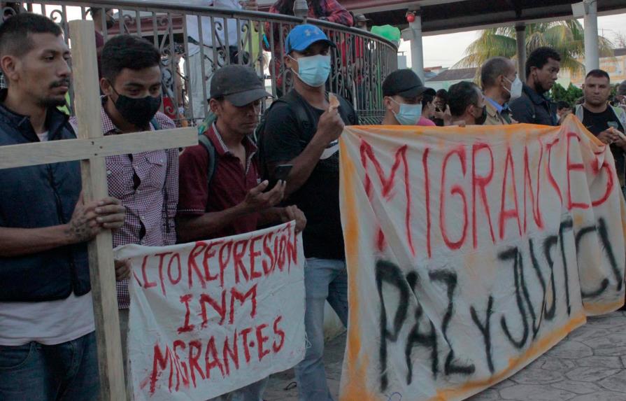 Caravana migrante avanza a paso lento por el sur de México y bajo vigilancia