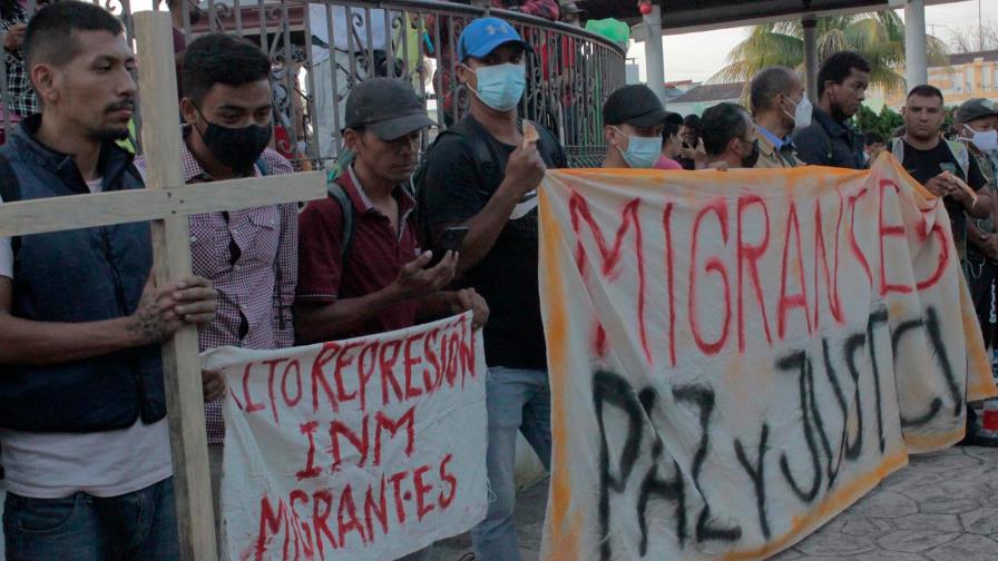 Caravana migrante avanza a paso lento por el sur de México y bajo vigilancia