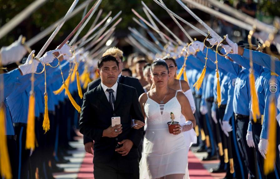 Novios con escasos recursos contraen matrimonio en boda gratuita en Nicaragua