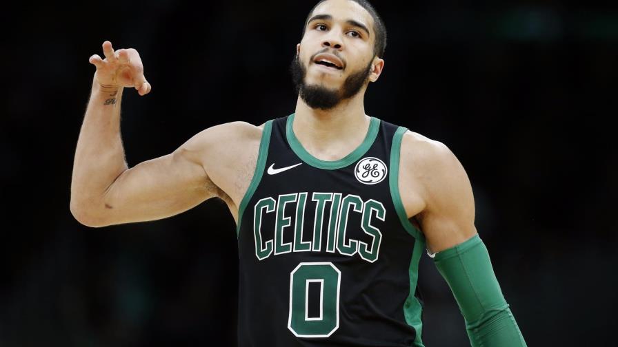 Tatum aporta 39 puntos; Celtics aplastan a Hornets