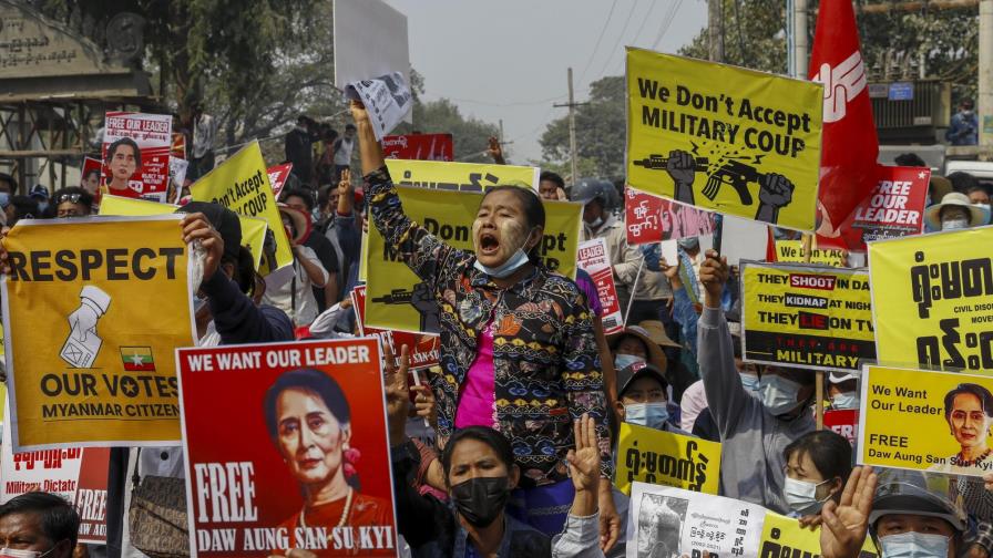 La policía de Myanmar toma represalias contra huelguistas