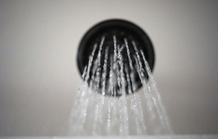 Derogan decreto Trump que aumentaba volumen de agua de ducha