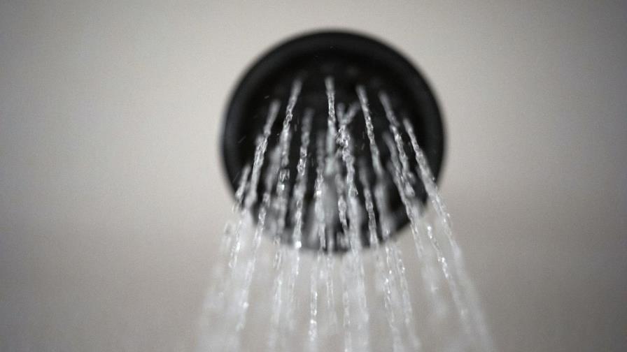 Derogan decreto Trump que aumentaba volumen de agua de ducha
