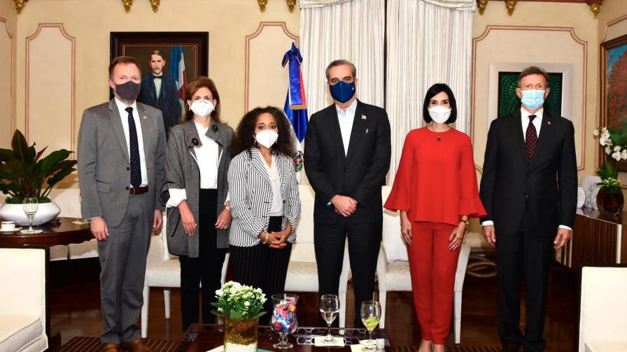 Julissa Reynoso se reúne con Luis Abinader en el Palacio Nacional 