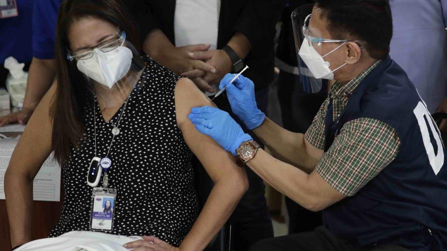 Filipinas inicia vacunaciones pese a problemas de suministro