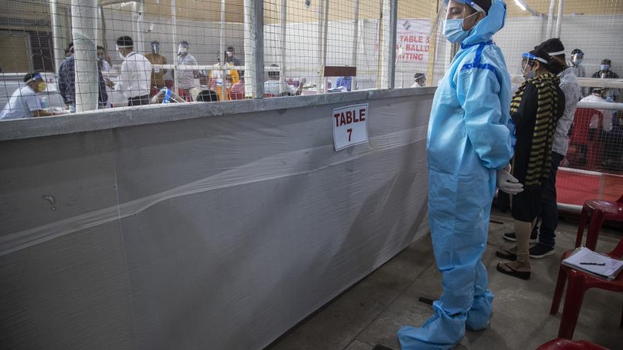 El devastador auge del virus en India llega a la política