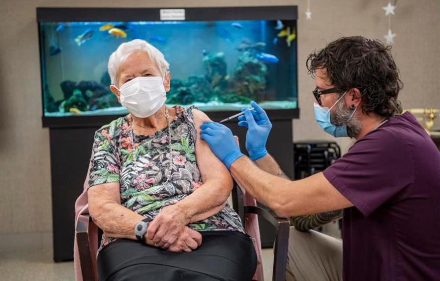 Una mujer de 90 años, primera en recibir la vacuna contra el COVID-19 
