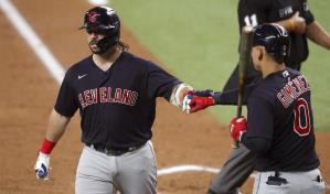 Indios vencen 9-6 a Rangers; aspiran a terminar en .500