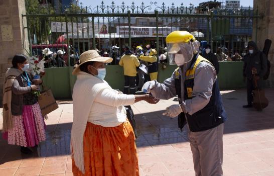 Bolivia: cementerio recibe a familiares de víctimas de COVID