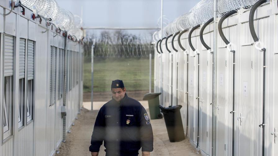 Hungría cierra frontera con Serbia a migrantes