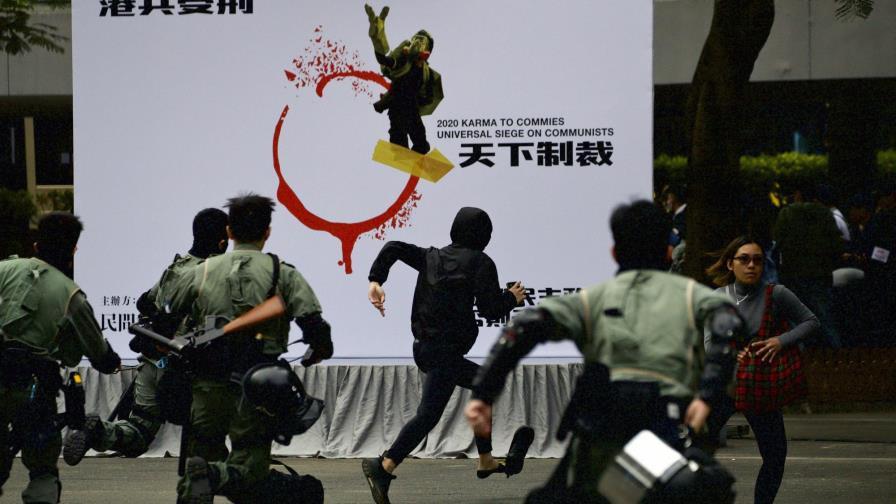 Policía lanza gas lacrimógeno a manifestantes en Hong Kong