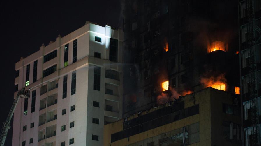 Se incendia rascacielos en Emiratos Árabes Unidos