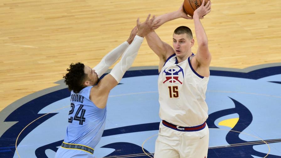 Jokic impulsa a Nuggets, que vencen 103-102 a Grizzlies