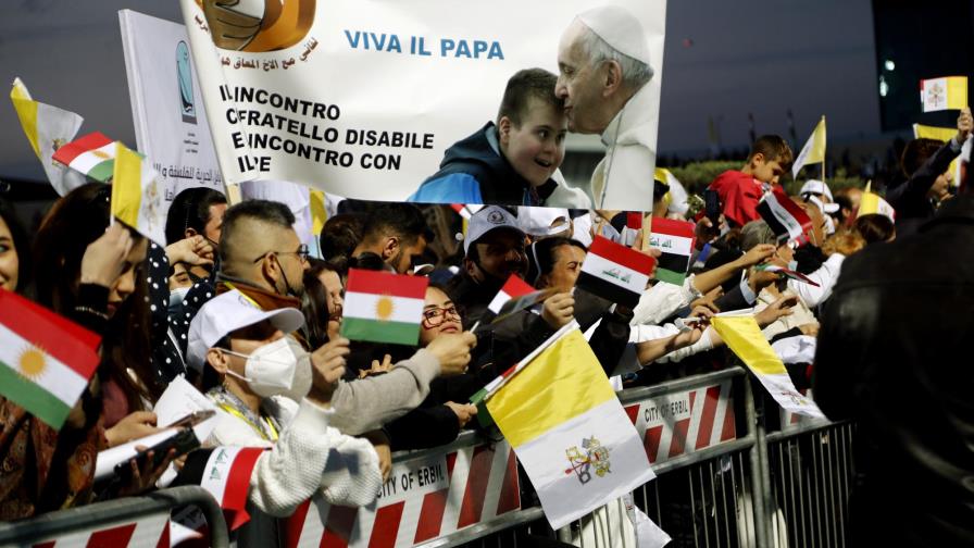 El papa vuelve a Roma tras su gira relámpago por Irak