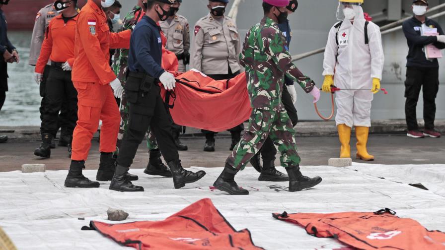 Recuperan una caja negra del avión estrellado en Indonesia