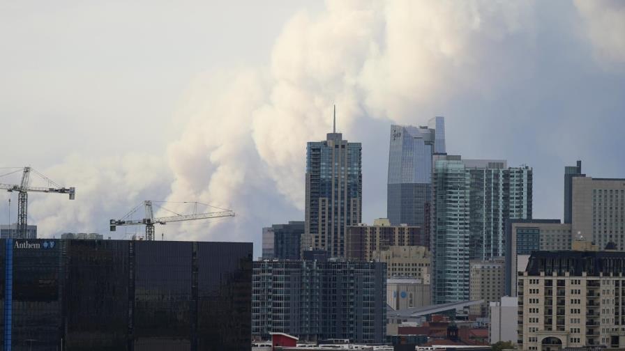 Fuertes vientos avivan enorme incendio forestal en Colorado