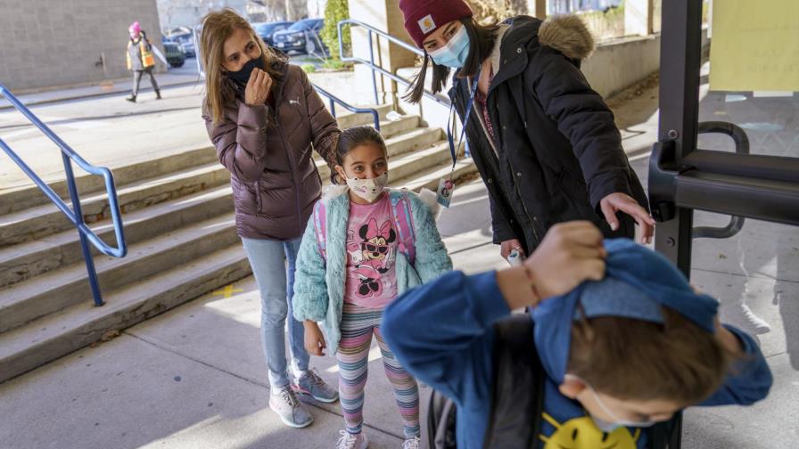 Alumnos de Los Ángeles regresarán a las escuelas en otoño