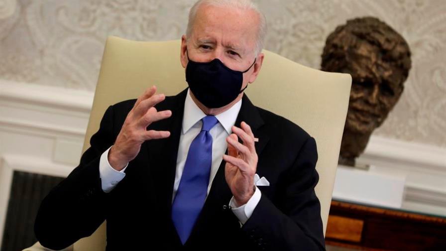 Biden tacha de “pensamiento neandertal” levantar orden de llevar mascarilla