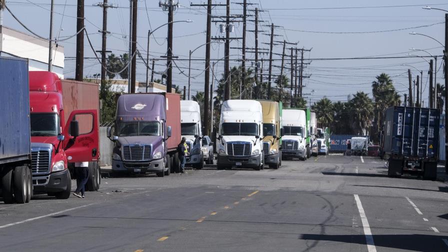 Camiones de carga congestionan vecindario de Los Ángeles