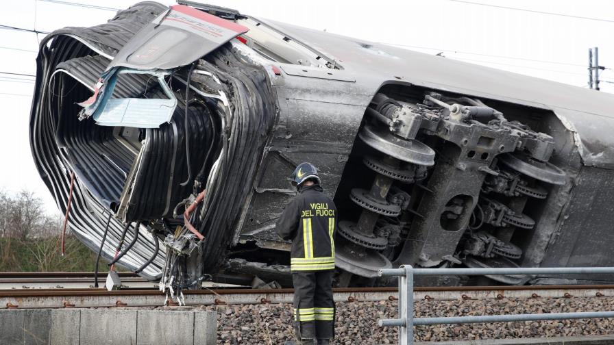 Tren de alta velocidad descarrila, deja 2 muertos en Italia