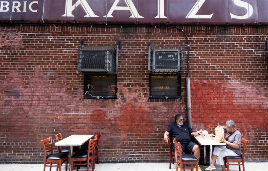Nueva York amenaza con cerrar bares y restaurantes tras un fin de semana con muchedumbres