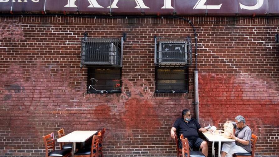 Nueva York amenaza con cerrar bares y restaurantes tras un fin de semana con muchedumbres