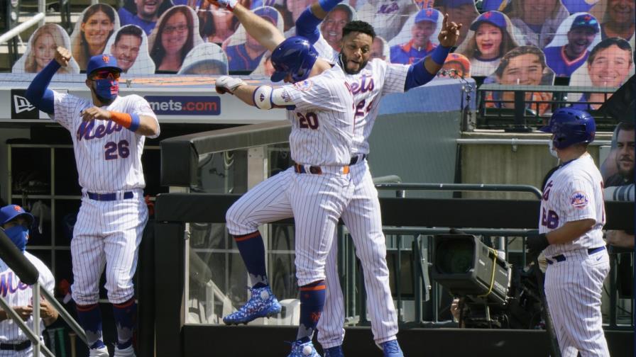 Con 17 imparables, los Mets aplastan 14-1 a los Filis