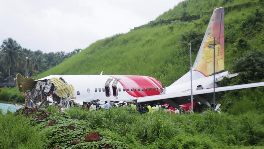 Accidente de vuelo de repatriación deja 18 muertos en India Accidente de vuelo de repatriación deja 18 muertos en India