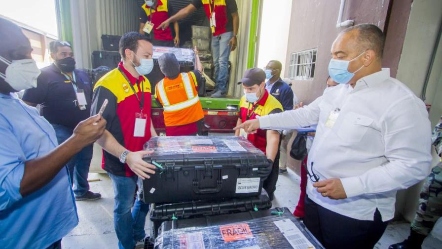 Salió hacia Miami avión con los materiales de la JCE para el voto en el exterior