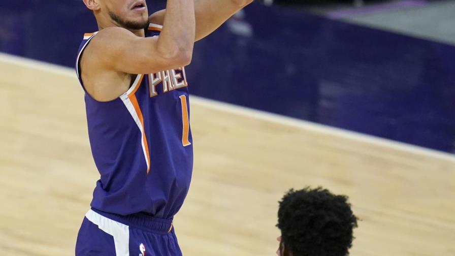 Booker logra 45 puntos; Suns se imponen a Bulls
