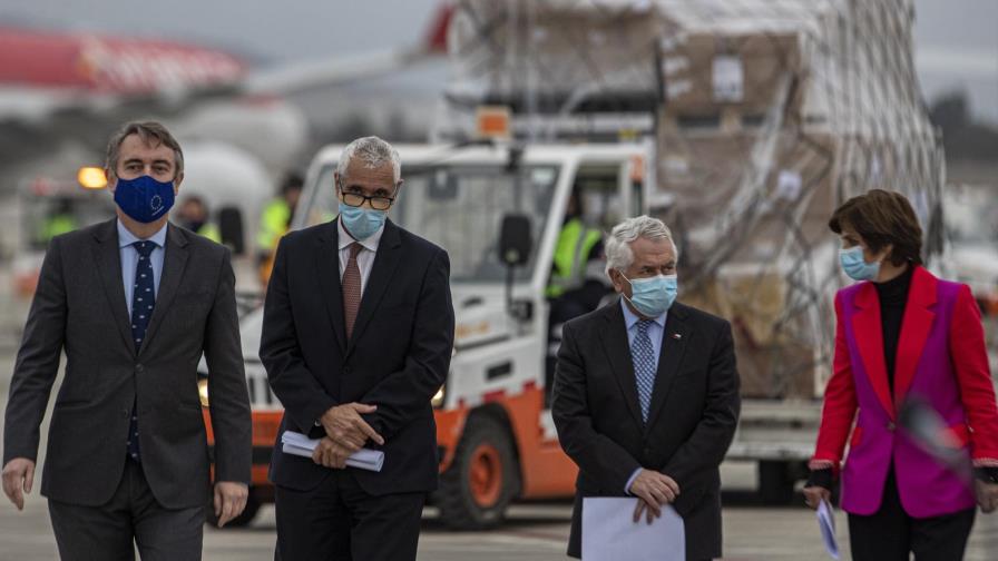 Llegan a Chile primeras vacunas de AstraZeneca