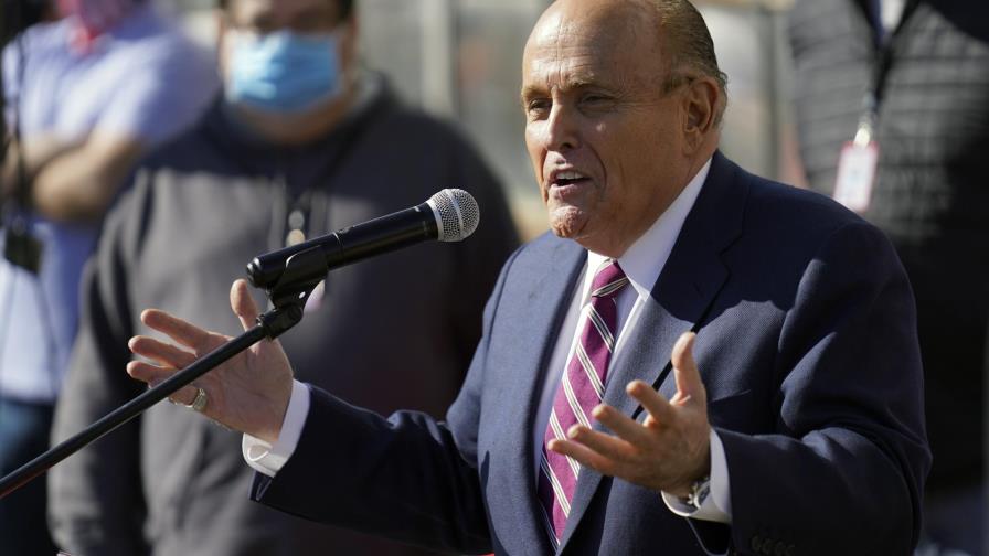 Suspenden licencia de Giuliani por mentir sobre elecciones