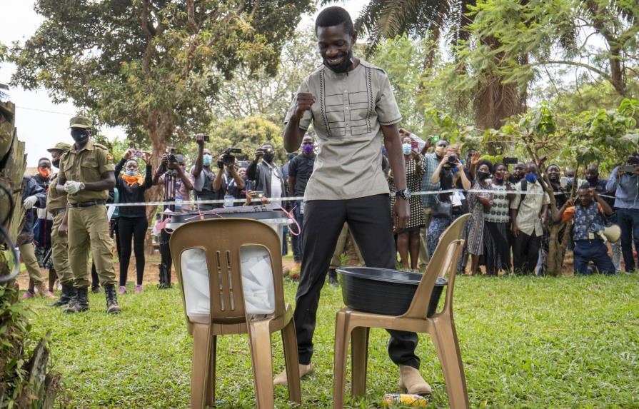 Uganda vota en unas tensas elecciones presidenciales