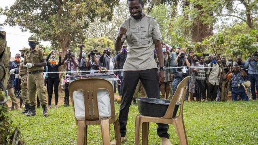 Uganda vota en unas tensas elecciones presidenciales