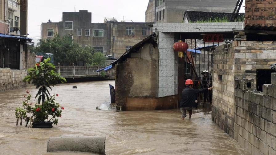 Tormentas dejan 3 muertos, 12 desaparecidos en China Tormentas dejan 3 muertos, 12 desaparecidos en China
