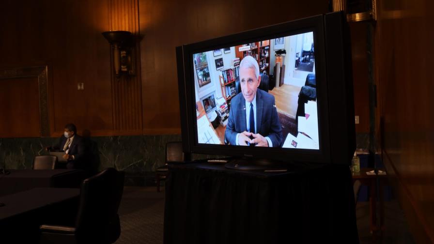 En desacuerdo con Trump, su asesor médico advierte contra un desconfinamiento apresurado en EEUU