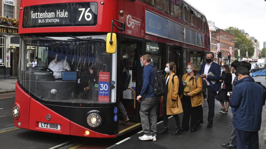 Reino Unido defiende nueva estrategia contra el coronavirus