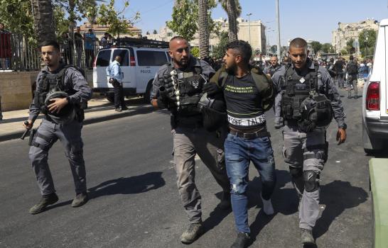 Israel bombardea Gaza, palestinos lanzan globos incendiarios