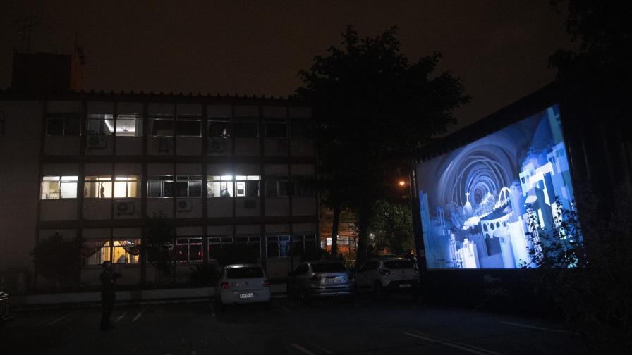 Proyectan películas en exteriores de Río durante cuarentena