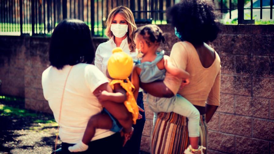 Melania Trump pide llevar mascarilla pese al escepticismo de su esposo