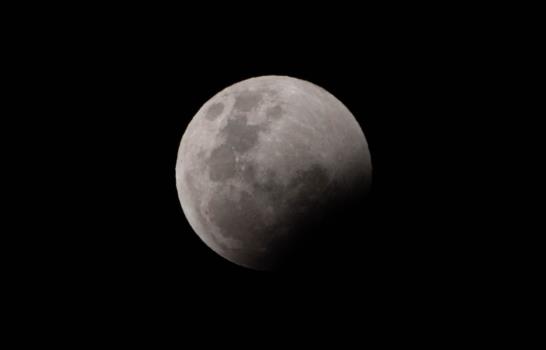 El eclipse lunar atrajo la atención de dominicanos
