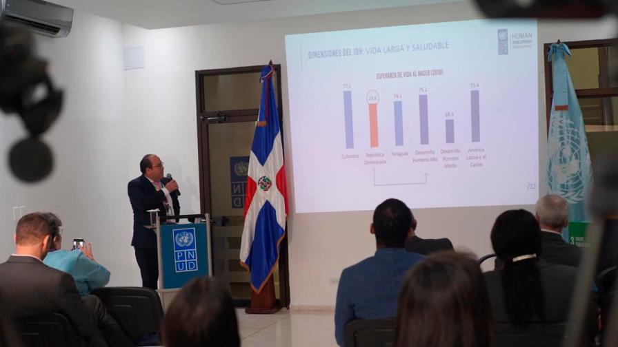 Mujeres realizan más del triple de trabajo en el hogar que los hombres, según informe Mujeres realizan más del triple de trabajo en el hogar que los hombres, según informe