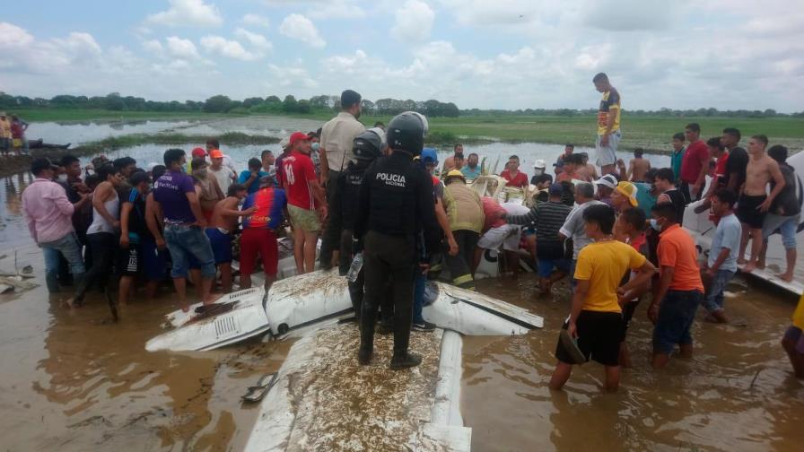 Seis muertos al caer avioneta a tierra en Ecuador