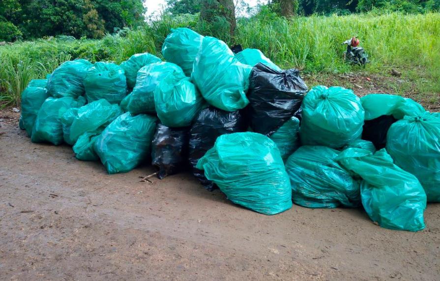 Medio Ambiente recolecta 1050 bolsas de desechos plásticos 