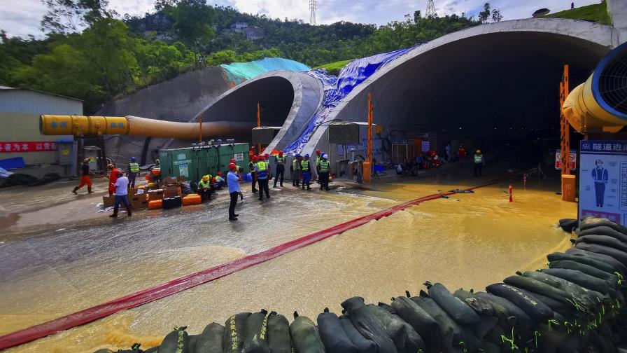 Hallan muertos a los 14 atrapados en túnel inundado en China