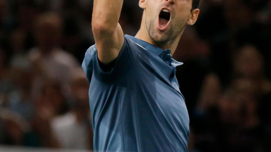 Djokovic vence a Federer en épica semi en Masters de París