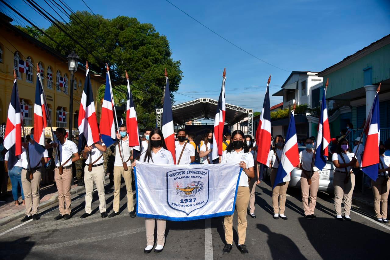 El acto inició con un desfile de estudiantes portando la Bandera Nacional. 